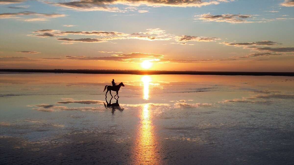 Tuz Gölü'ndeki gün batımı görsel şölen oluşturdu 4